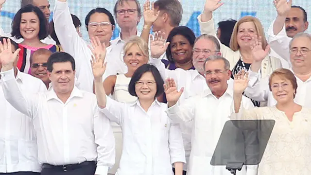 台湾总统蔡英文(前左2)出席竣工典礼,正后方为美国副总统夫人吉儿‧拜登。