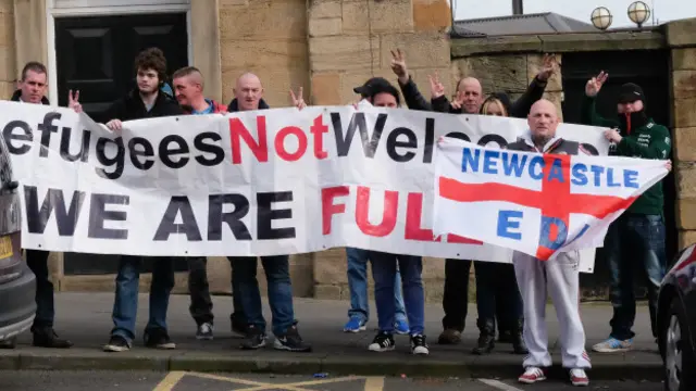 Aşırı sağcı İngiliz Savunma Birliği (EDL) pankartı: 'Mültecileri istemiyoruz, doluyuz'