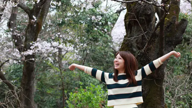 Счастливая девушка в лесу