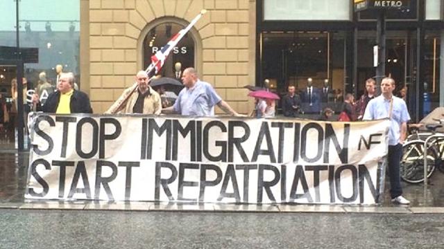 "Остановить иммиграцию - начать репатриацию", - требовали пикетчики на выходных в Ньюкасле. Фото пользователя Twitter Дэниэля Уотсона