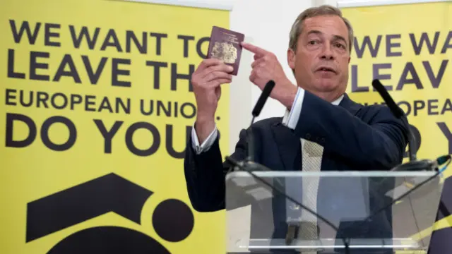 Популистская волна в Британии поднялась на национально-консервативном фланге, но приобрела такой же непримиримый характер борьбы против внешнего и враждебного "Центра"