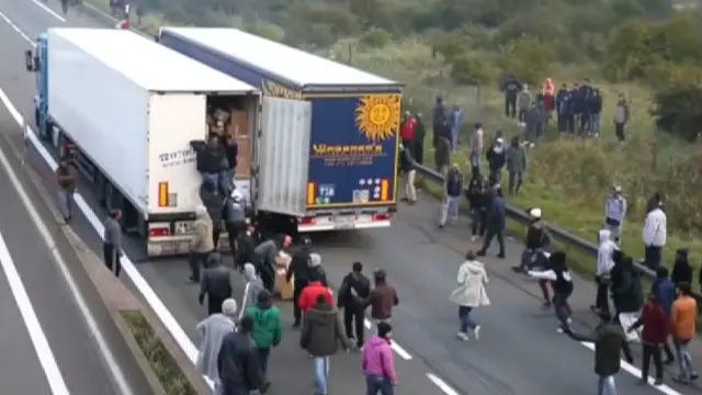 Беженцы в Кале пытаются попасть в грузовики и доехать до Великобритании