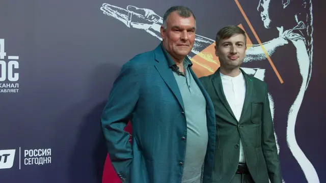 Рядом с режиссёром (справа) - композитор Илья Демуцкий, автор музыки к фильму и оригинальной аранжировки щемящего вальса начала XX века "На сопках Манчжурии"