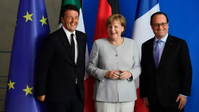 فرانسوا اولاند رییسجمهور فرانسه (راست) آنگلا مرکل صدراعظم آلمان (وسط) و ماتئو رنتسی نخستوزیر ایتالیا