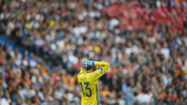 ځینې څېړونکي د اسپانیا له لوبې خوښ نه دي او وايي لوبډله کې باید نوي څېرې را مخ ته شي.