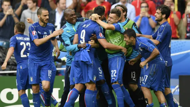 په دې لوبه کې فولونه هم کم نه وو. ایټالیا ۱۹ فولونه وکړل او اسپانیا ۱۳.