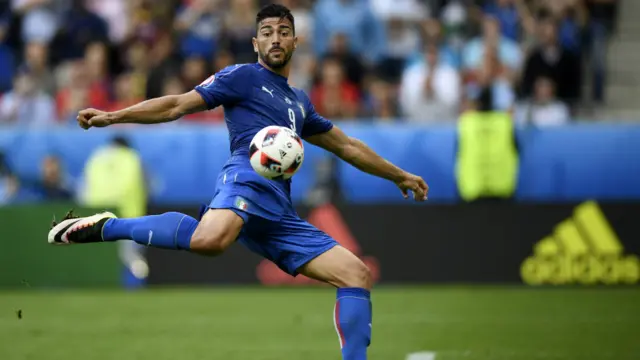 د لوبو په وروستیو کې د ایټالیا لپاره دویم ګول پیلی وکړ او بریا یې د خپل هېواد لپاره یقیني کړه.