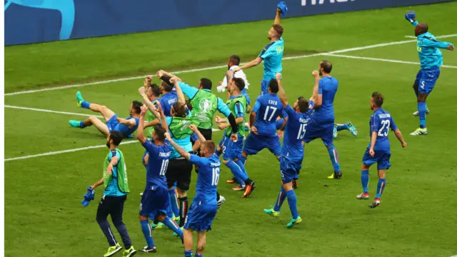 د اسپانیا فوټبال اتلولۍ پای، دا هغه سر لیک دی چې د ایټالیا ځینو رسنیو خپور کړ. 