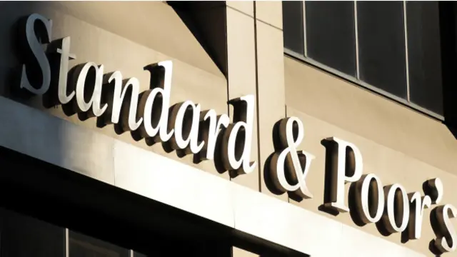 Вход в офис рейтингового агентства