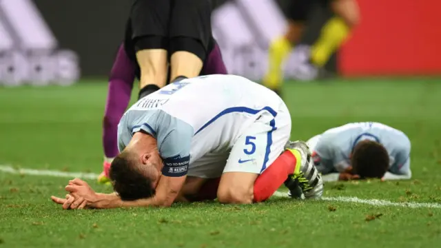 Inggris unggul lebih dulu atas Islandia lewat gol Wayne Rooney. Namun, dua gol Islandia memastikan kekalahan Inggris.