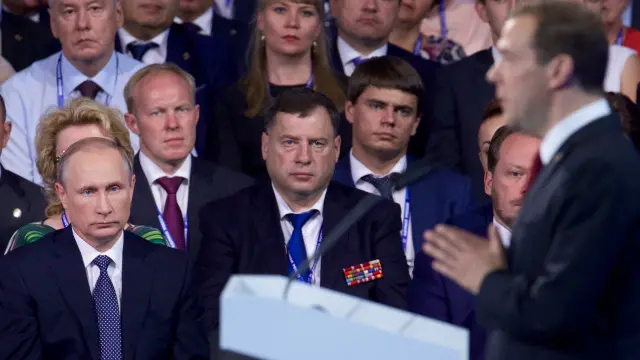 Вначале Дмитрий Медведев выступил на съезде и передал слово Владимиру Путину, а сам сидел и слушал. Потом Владимир Путин передал слово Дмитрию Медведеву и тоже сидел и слушал