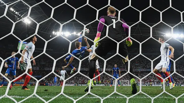 میچ میں رونی نے پنلٹی پر گول کر کے انگلینڈ کو برتری دلا دی تاہم یہ زیادہ دیر قائم نہیں رہی اور ریگنار کے خوبصورت گول سے آئس لینڈ میچ میں برابر آ گیا۔