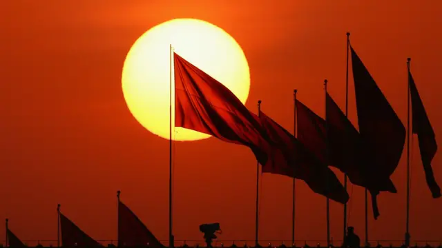 天安门广场上的日出(资料图片)