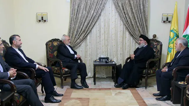 نصرالله و ظریف وزیر خارجه ایران - به گفته رهبر حزب الله، ایران تنها حامی مالی و تسلیحاتی این گروه است