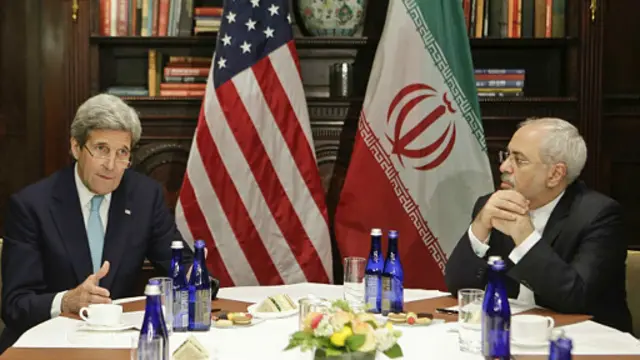 ظریف و کری - دولت ایران گفته است دولت آمریکا مسئول کندی روند بازگشت این کشور به اقتصاد جهانی است 