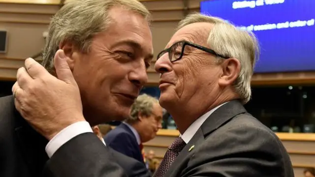 Chủ tịch Ủy ban châu Âu Jean-Claude Juncker (bên phải) và thủ lĩnh đảng Ukip Anh Nigel Farage