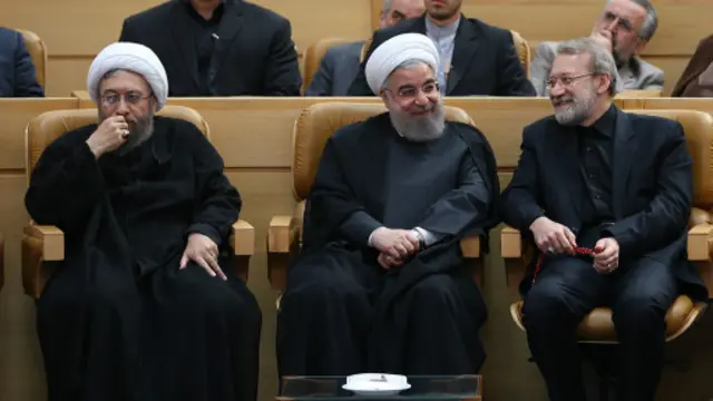 در زمان سخنرانی حسن روحانی (وسط) که به مناسبت هفته قوه قضائیه بود، علی و صادق لاریجانی روسای مجلس و قوه قضائیه هم حضور داشتند