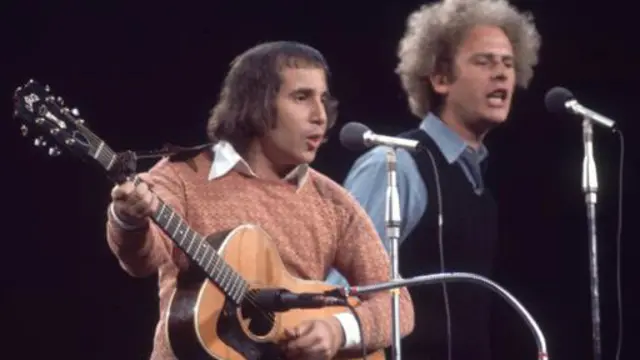 西蒙新专辑里的歌词与他写的《西蒙和加芬克尔》(Simon and Garfunkel)中冷漠的话形成鲜明对比