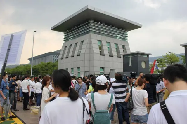  将近百人的抗议群众，围在台湾国防部门口，要求吊死狗的军人以及军方可以给狗“小白”一个公道。（BBC Chinese）