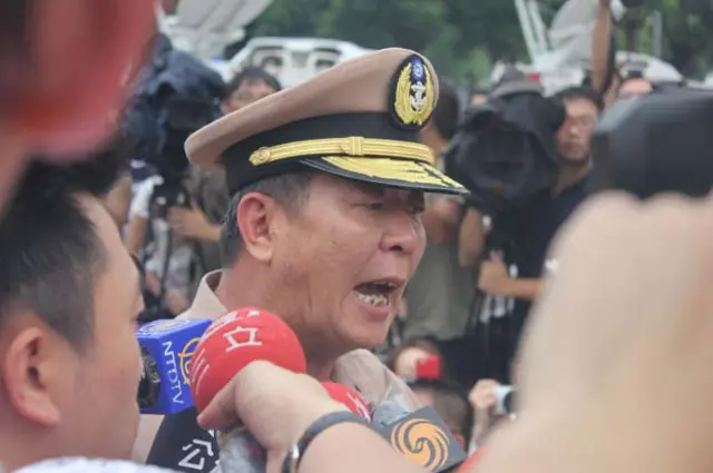 台湾海军司令黄曙光，在现场一度与抗议团体口角，并表示自己也是“爱狗人士”（BBC Chinese）
