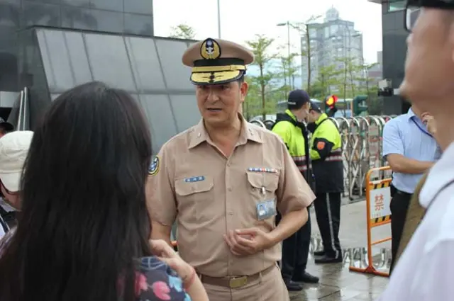 面对许多民众的质疑，台湾海军政战主任蔡鸿图一一解释会“秉公办理”（BBC Chinese）