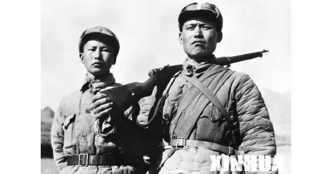 这是“狼牙山五壮士”幸存者葛振林（右）和宋学义（左），如今他俩都已逝世。 新华社发