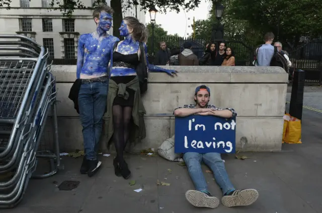 Gənc britaniyalılar yaşlı nəslin gələcəkləri ilə bağlı yanlış qərar verdiyindən şikayətlənirlər