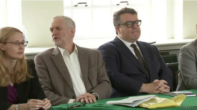 جيرمي كوربن ونائبه توم واتسون في اجتماع حكومة الظل الثلاثاء