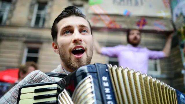 فنان ترفيهي متجول يؤدي بعض الألعاب في مهرجان فرينج بإدنبرة