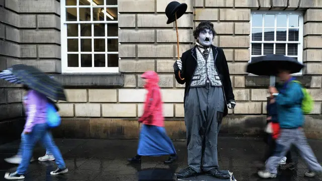 فنان ترفيهي يعرض مهاراته خلال مهرجان فرينج بإدنبرة