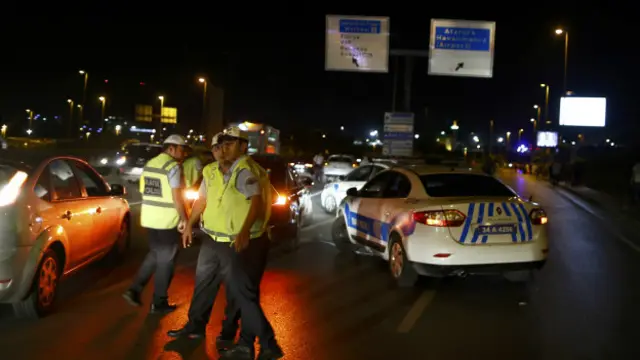 Polis şübhəliləri aeroportun girişində durdurmaq üçün onlara atəş açıb