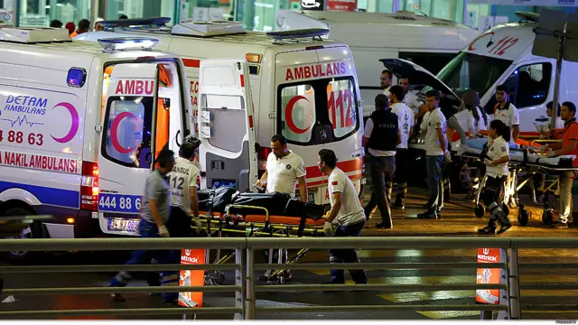 
ایئر پورٹ پر حملے میں تین حملہ آور ملوث تھے اور ان کا ہدف ٹرمینل کا داخلی راستہ تھا جس میں سے ایک نے کلاشنکوف سے فائرنگ بھی کی۔ 