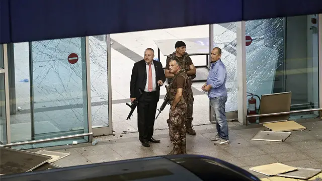 استنبول کا کمال اتاترک ایئر پورٹ یورپ کا تیسرا مصروف ترین ہوائی اڈہ ہے اور گذشتہ برس چھ کروڑ دس لاکھ مسافروں نے اسے استعمال کیا۔
