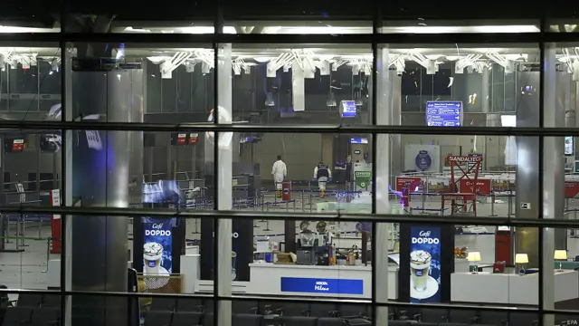 روئٹرز کے مطابق سکیورٹی اہلکاروں نے مشتبہ حملہ آوروں کو ہوائی اڈے کے داخلی راستے پر روکنے کے لیے فائرنگ کی۔
