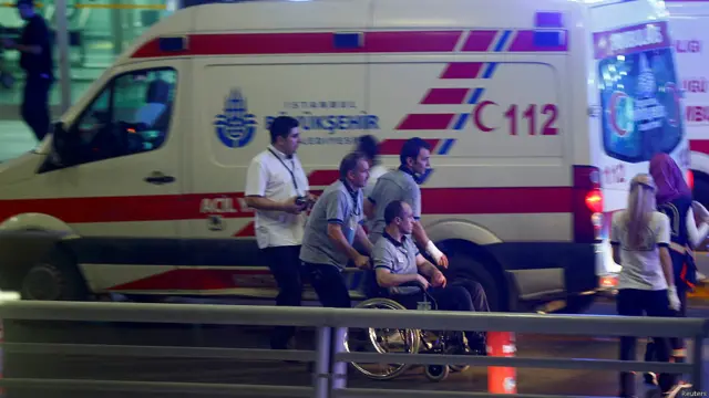 عینی شاہدین کے مطابق دھماکوں کے فوری بعد زخمیوں کو وہاں کھڑی ٹیکسیوں کے ذریعے ہسپتالوں میں منتقل کیا گیا۔
