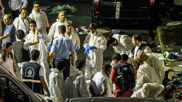 ترکی کے شہر استنبول کے بین الاقوامی اتاترک ایئر پورٹ پر دھماکوں اور فائرنگ کے نتیجے میں ہلاک ہونے والے افراد کی تعداد 32 ہو گئی ہے اور متعدد زخمی ہو گئے ہیں۔
