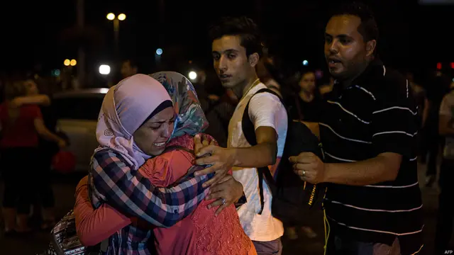 روئٹرز کے مطابق سکیورٹی اہلکاروں نے مشتبہ حملہ آوروں کو ہوائی اڈے کے داخلی راستے پر روکنے کے لیے فائرنگ کی۔
