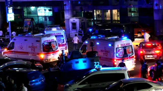 इस्तांबुल के अतातुर्क हवाई अड्डे पर हमले के बाद का दृश्य.