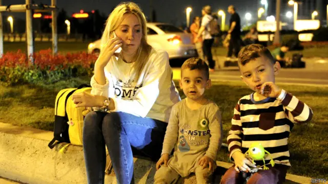 इस्तांबुल के अतातुर्क हवाई अड्डे पर हमले के बाद का दृश्य.