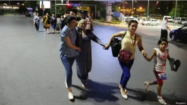 恐慌的旅客步行逃离机场爆炸地点