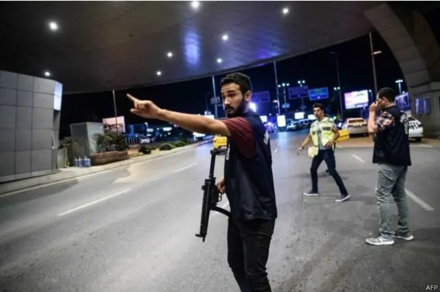 警察持枪封锁了当地道路。