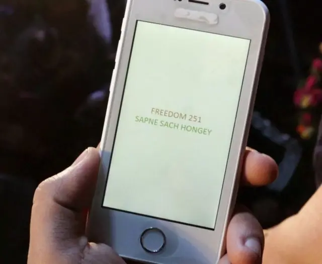 په تېره فبرورۍ کې رسنیو ته ددغه موبایل ښودل شوې بڼه بېله وه