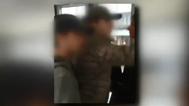 Salah seorang anak muda menjipratkan alkohol ke penumpang korban rasisme di trem di Manchester.