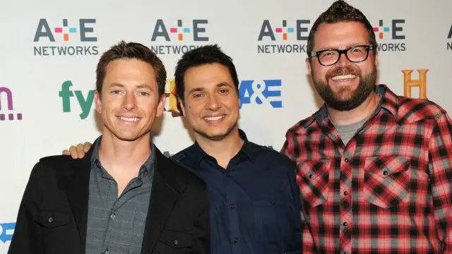 ریٹ لیگ وڈ ، ایڈم فیرارا اور ٹینر فاؤسٹ اس پروگرام کے میزبان ہیں