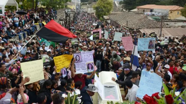 上千民众参加在卡塞雷斯家乡举行的葬礼。