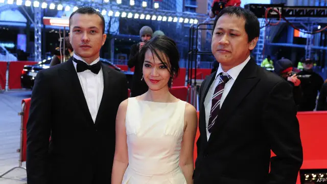 Bersama aktris Ladya Cheryl dan sutradara Edwin dari film Postcards from the Zoo.