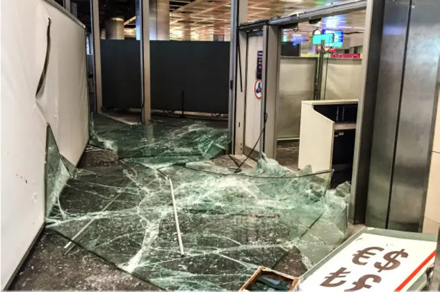 Havalimanının içindeki tahribat