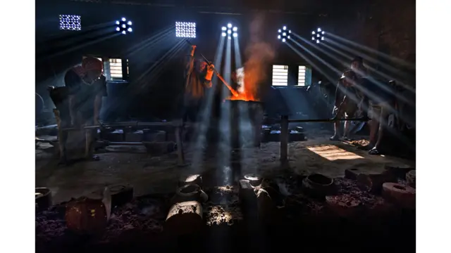 د راجو ګوش پام د هند کولکتې ښار د فلزاتو یوې کارخانې کې شته ککړې هوا ته اوښتی دی. نوموړی وايي، د کارخانې په هوا کې شته اوسپنیز ذرات نه یوازې هوا ککړوي، بلکې د کارکونکو روغتیا ته هم خطر دی.