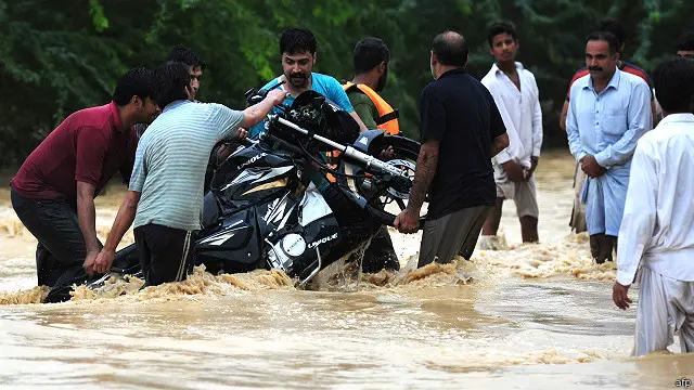 کراچی شہر میں بارش رحمت سے زیادہ زحمت بن جاتی ہے