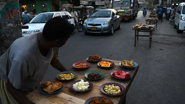 افطار کے وقت مسافروں کے لیے سڑکوں کے کنارے افطاری کا اہتمام کیا جاتا ہے